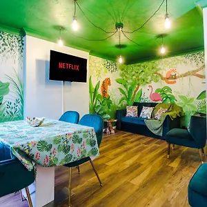 the-jungle-hut.hotelsin-chester.com/